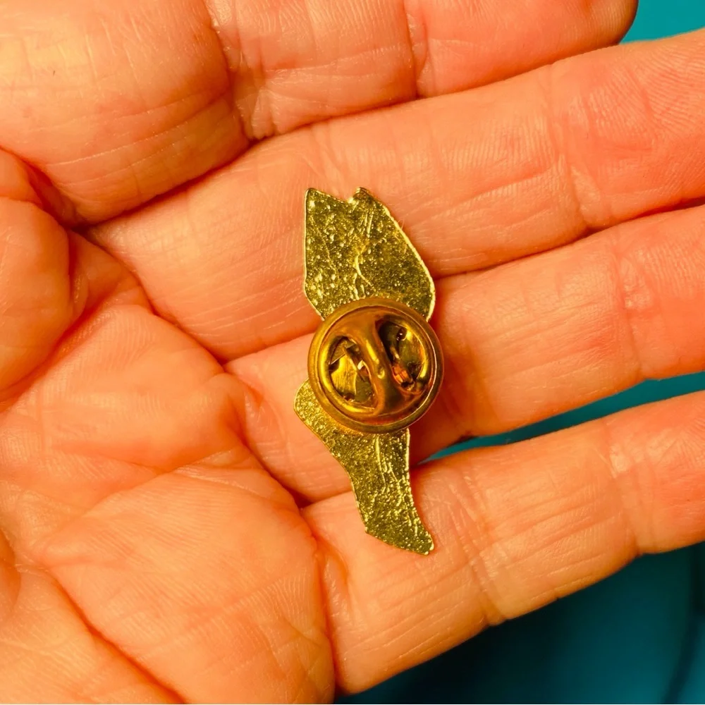 🩷🩷Gold Winged Boots Pin. Goldtone. - Picture 2 of 2